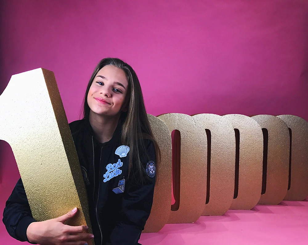 Katya Adushkina tanzt. Adushkina 2017