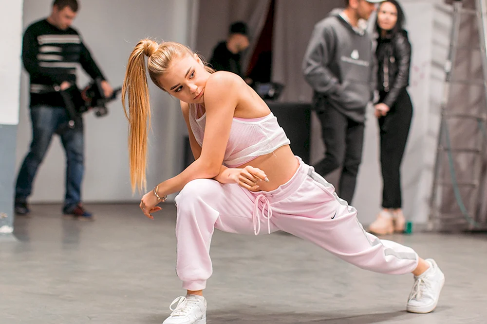 Katya Adushkina tanzt