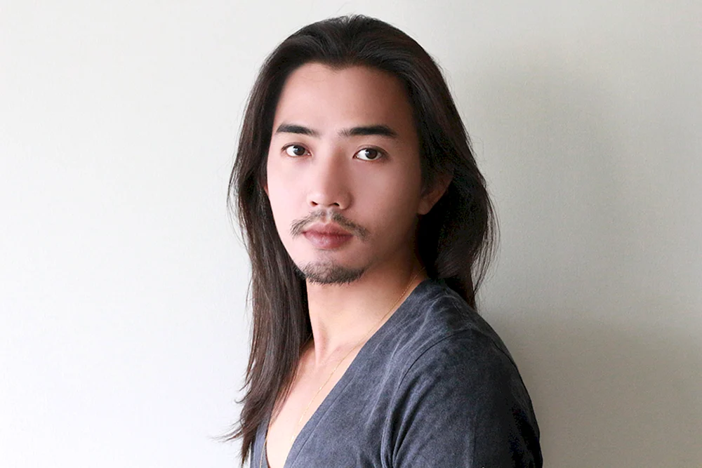 Kazakh mit langen Haaren.