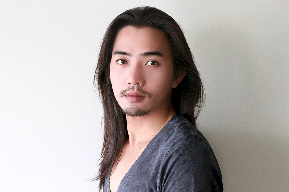 Kazakh mit langen Haaren