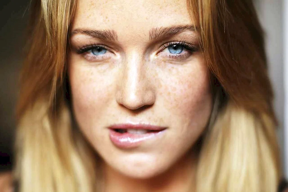 Katie Lotz. arrow