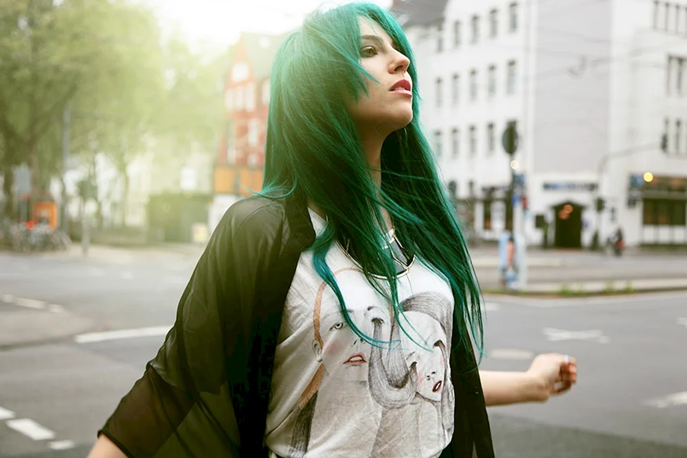 Kelsey James mit grünem Haar