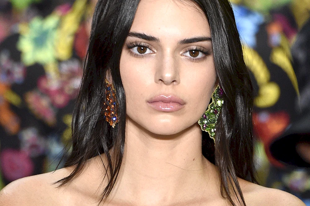 Kendall Jenner blonde Haare gestylt