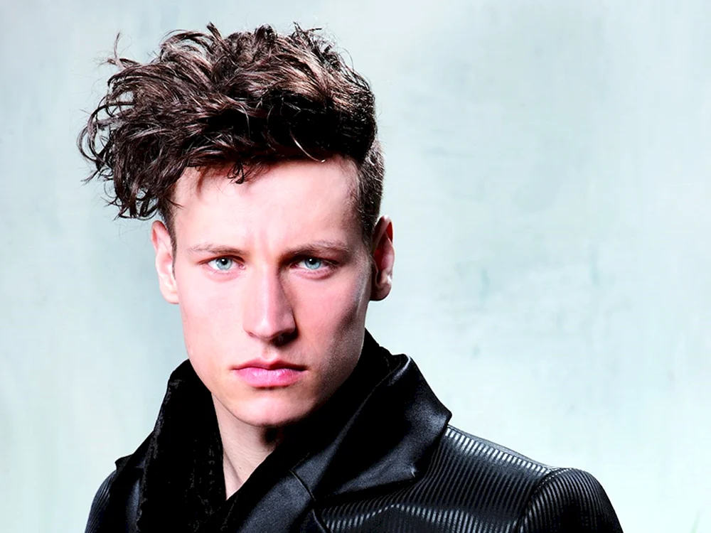Lockiger Undercut