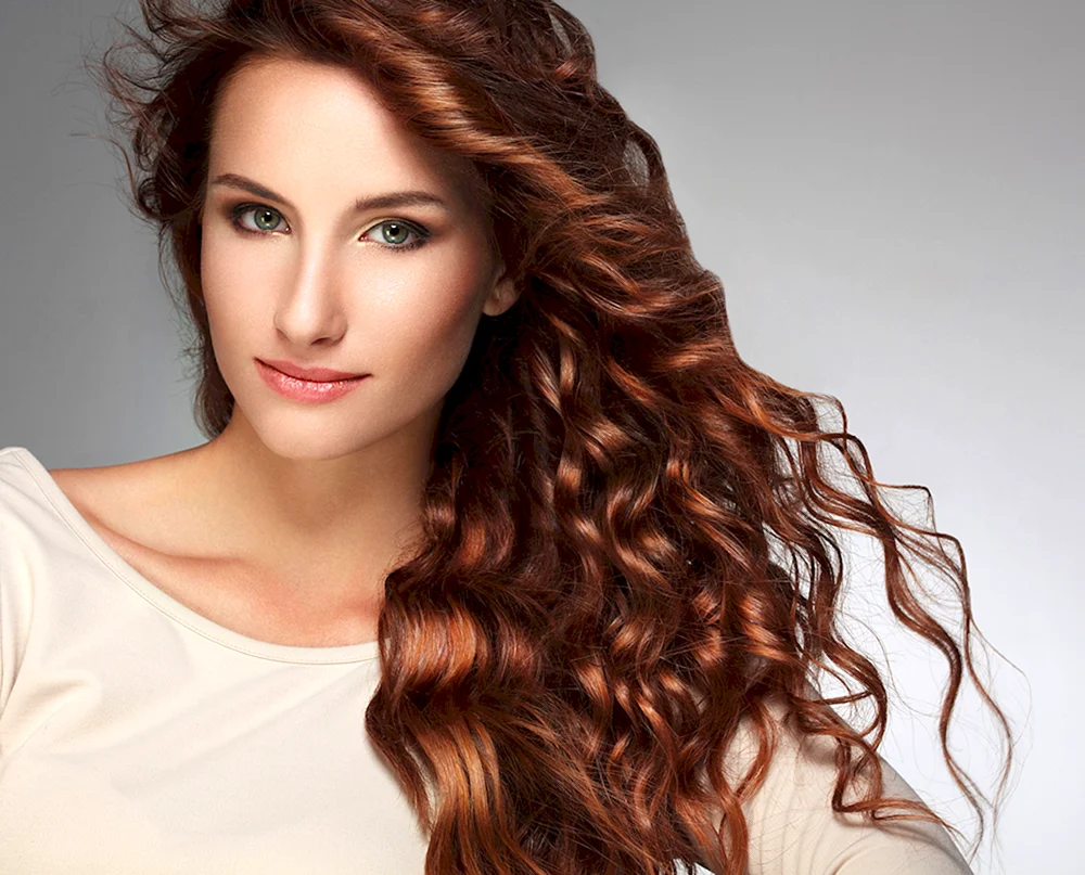 Hübsche Locken auf mittlerem Haar