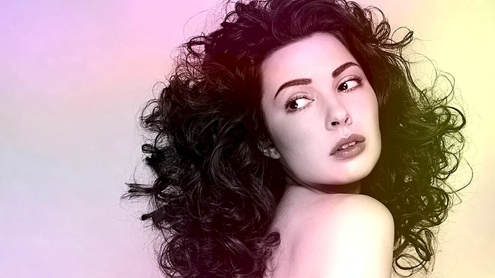 Polina Belyavina rote Locken