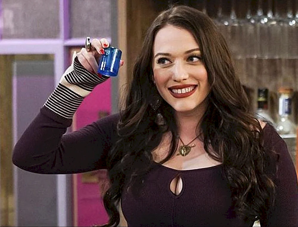 Kat Dennings in einem Badeanzug.