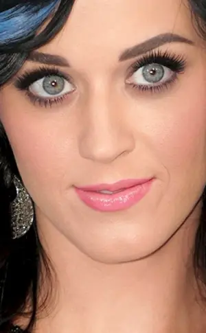 Katy Perry mit schwarzem Haar