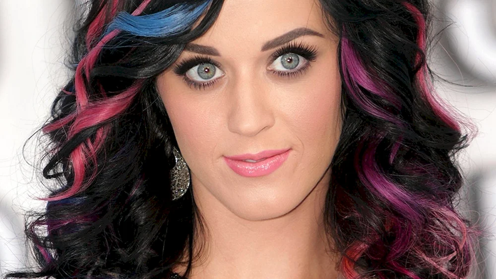 Katy Perry mit schwarzem Haar