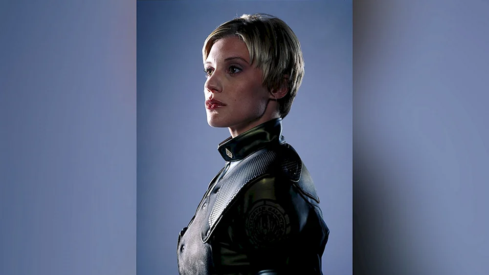 B-. Katan Kreis Kathy Sackhoff
