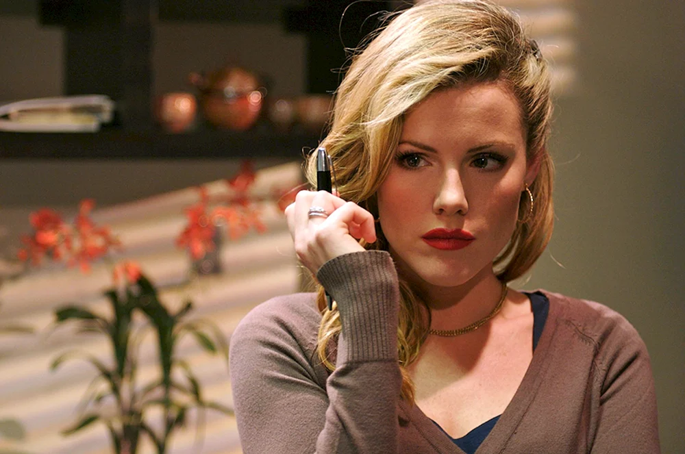 Kathleen Robertson photo