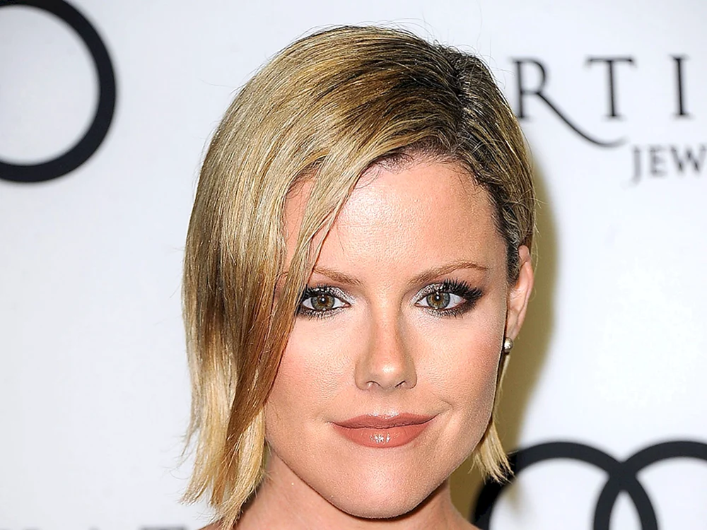 Kathleen Robertson photo