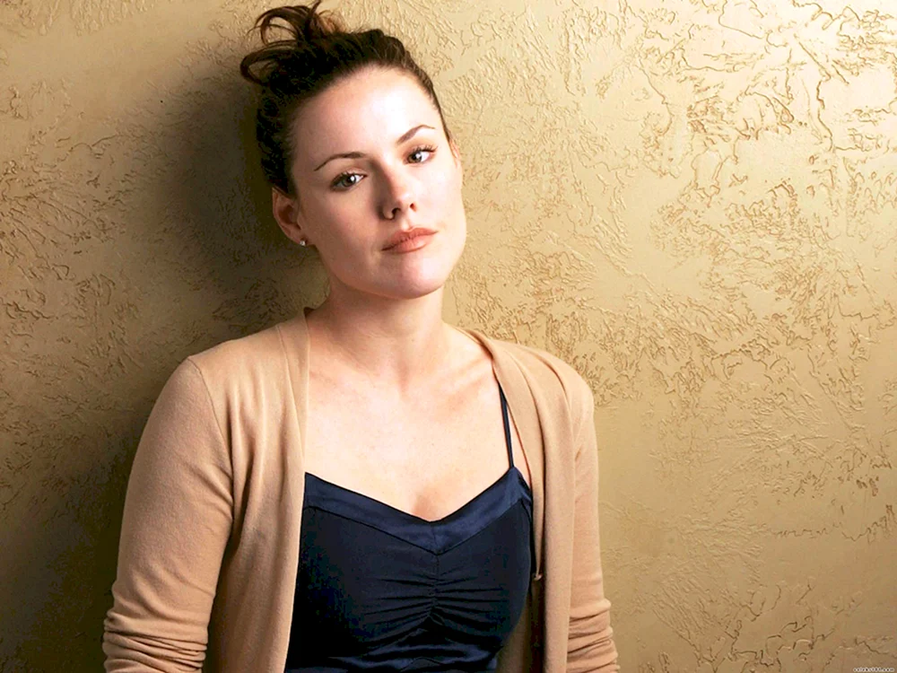 Kathleen Robertson 2021