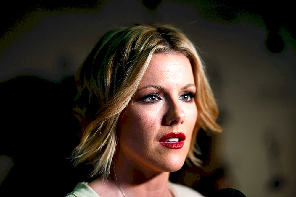 Kathleen Robertson 2020
