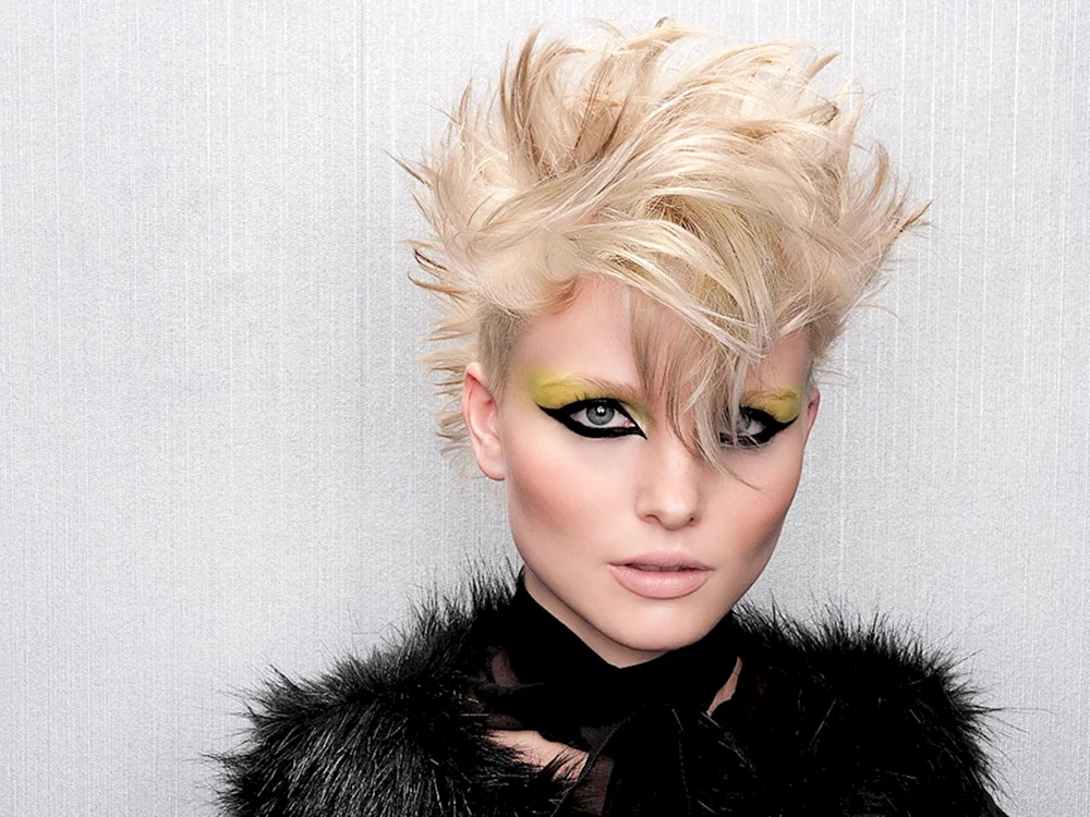 Grunge Haarschnitt für mittleres Haar. Haarschnitt
