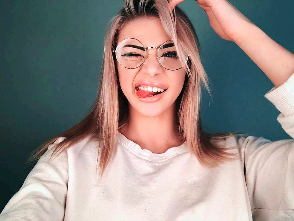 Kristen Hancher rosa Haar