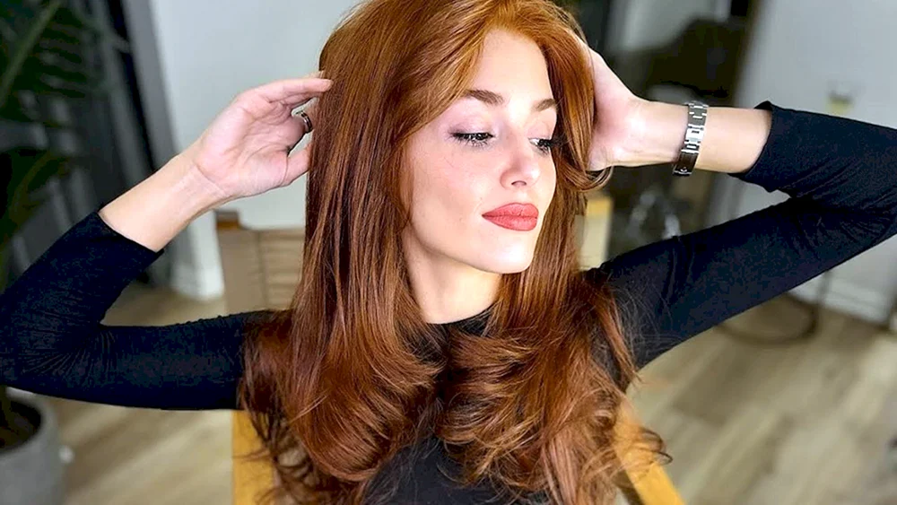 Handel Erchel färbt ihr Haar mit roten Haaren