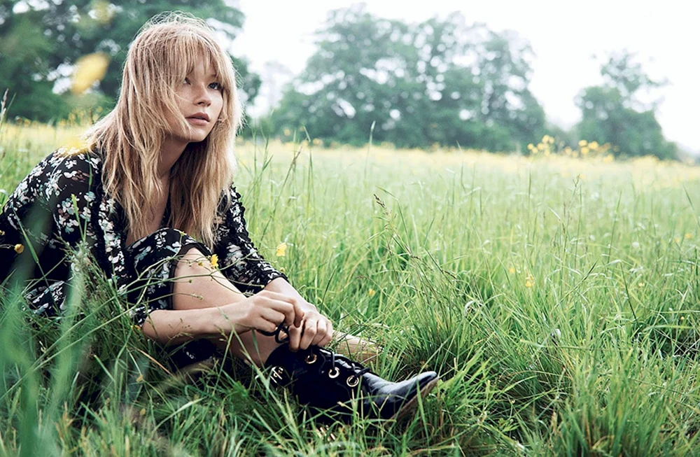 Haley Bennett legs
