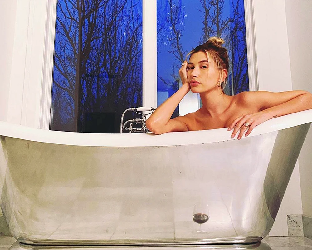 Schönes Mädchen in der Badewanne