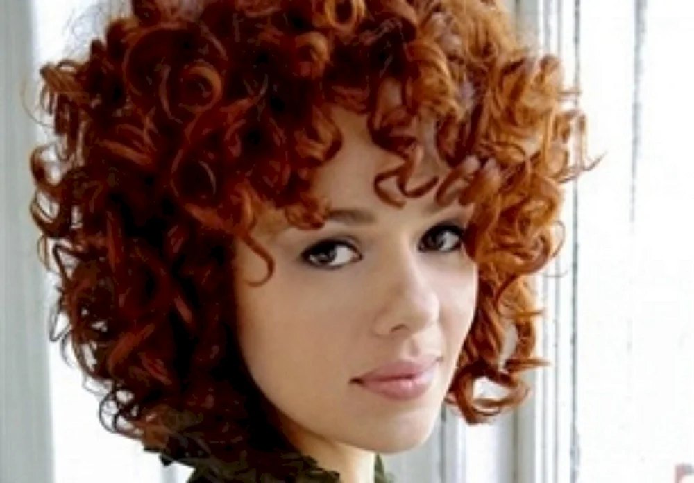 Lockiges rotes Haar auf Bob