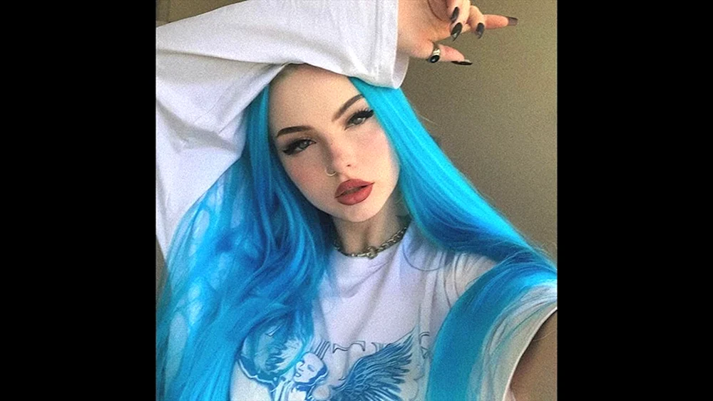 Liza Brodsky blaue Haare