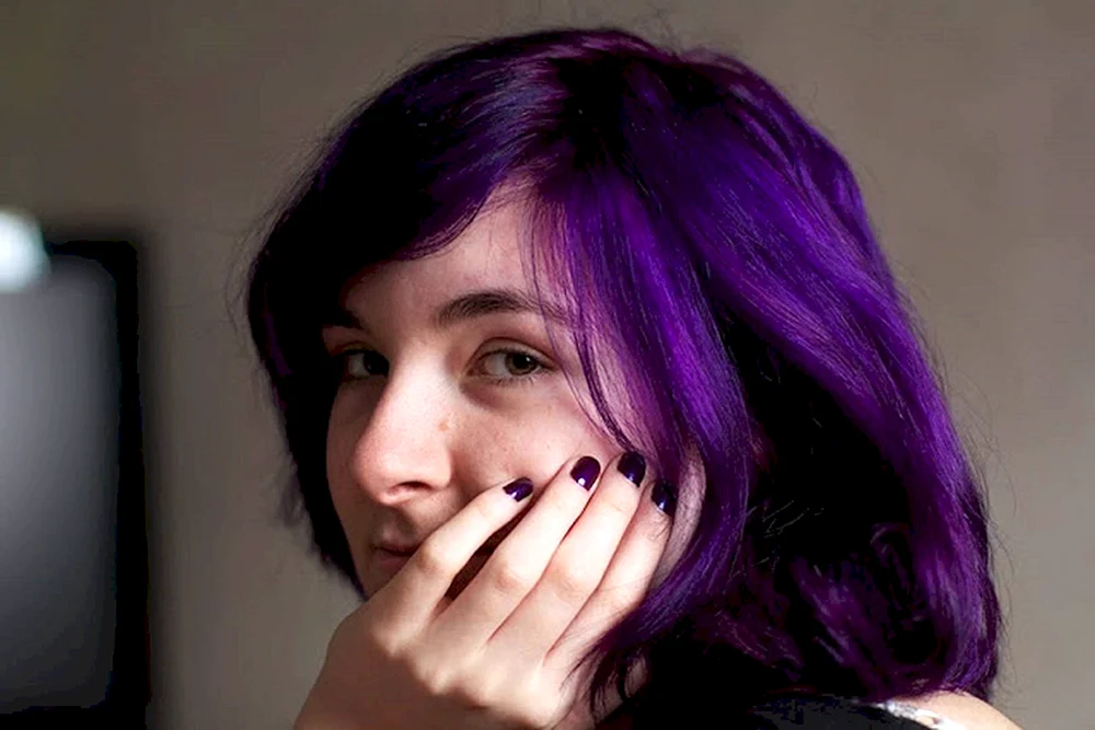 Nicole Ellers mit lilafarbenem Haar