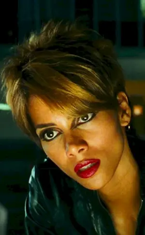 Halle Berry Frau Katze Haarschnitt