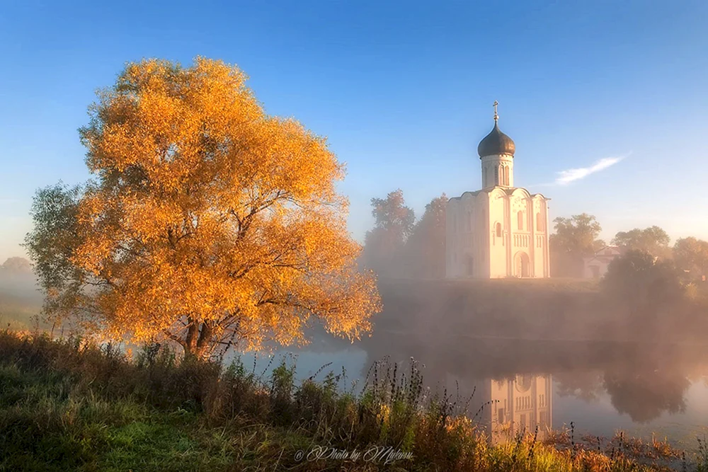 Die Kirche auf dem Nerl Herbst