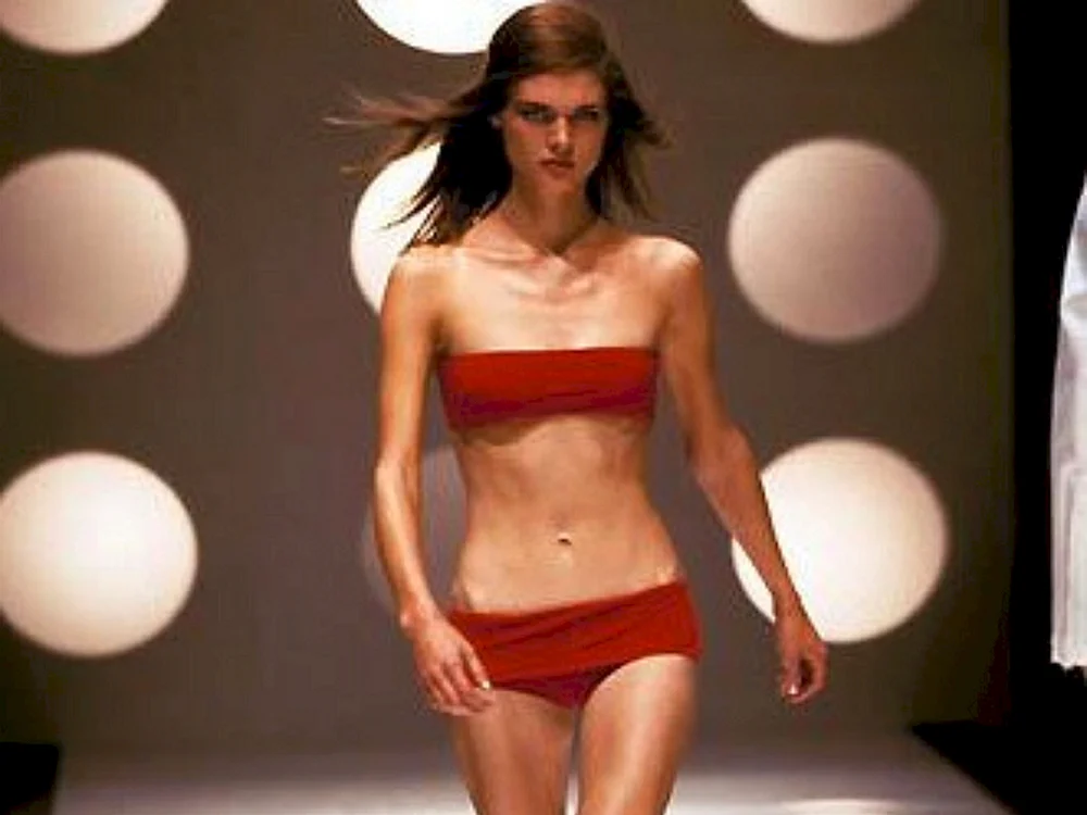 Dünne Models auf dem Laufsteg