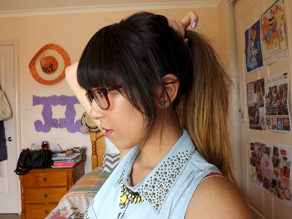 Ponytail mit langem Pony