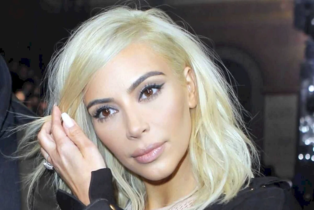 Kim Kardashian platinblond