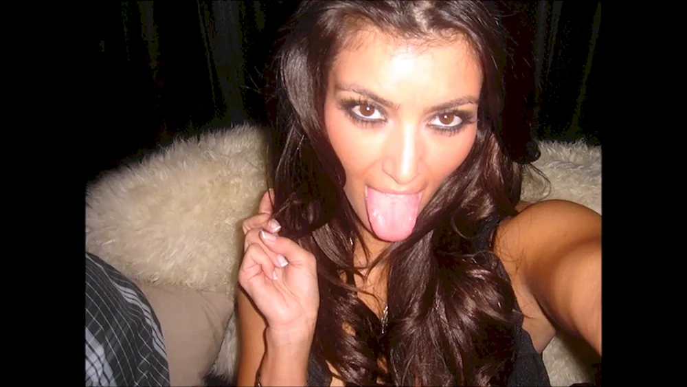 Kim Kardashian Zunge