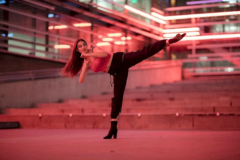 Kira Kosarin im Kostüm