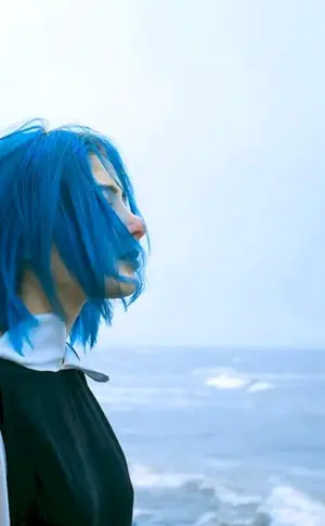 Kiera Rausch mit blauem Haar