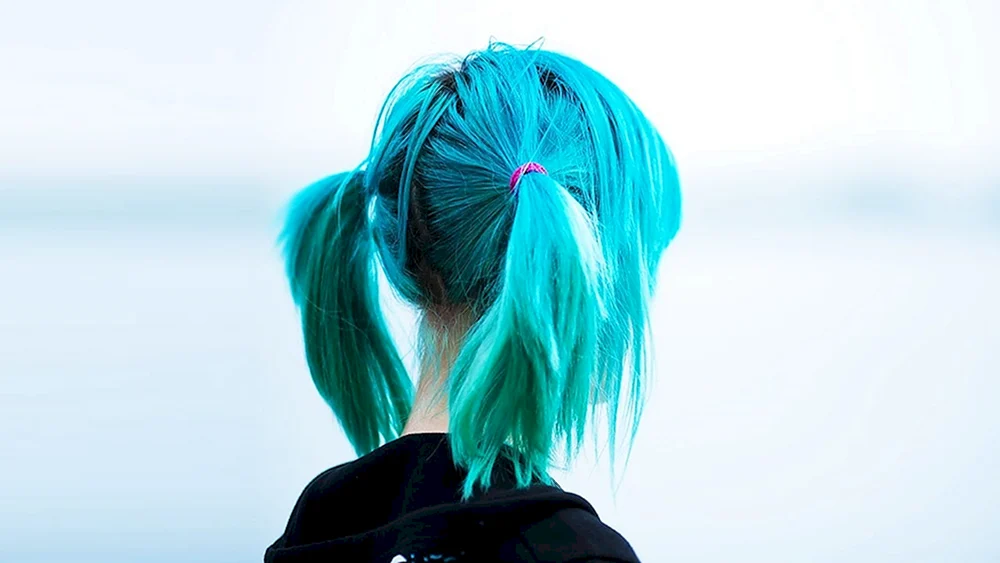 Kiera Rausch mit blauem Haar