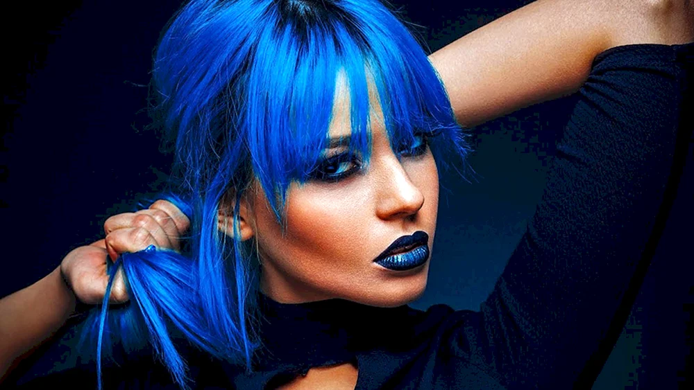 Kira Rausch mit blauem Haar Haare