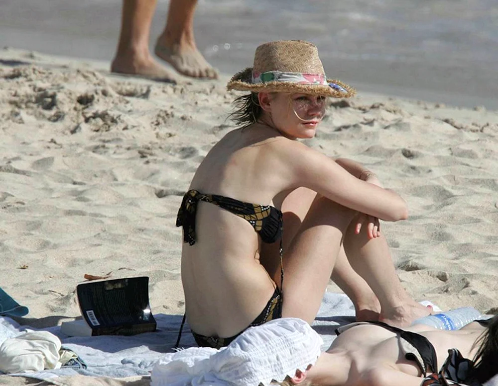 Kirsten Dunst am Strand