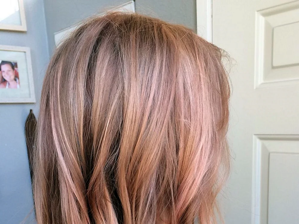 Erdbeerblond balayage kare