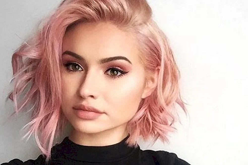 Rosa Farbe auf kurzem Haar