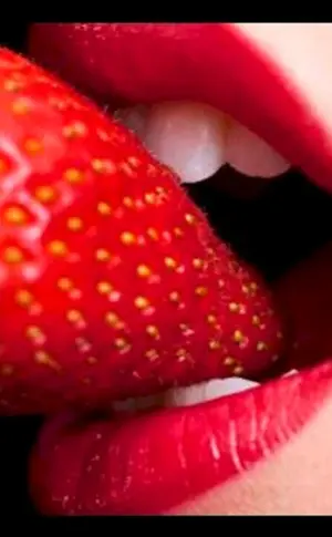 Erdbeeren im Mund