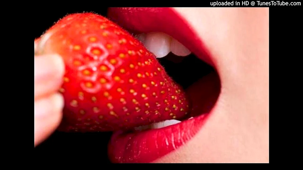 Erdbeeren im Mund