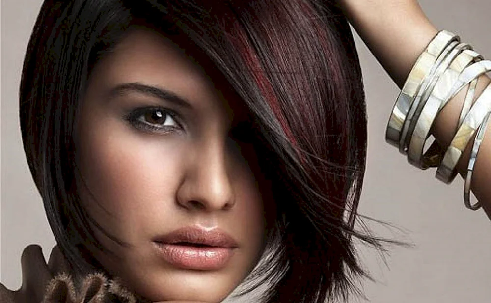 Balayage auf bob Haarschnitt auf dunklem Haar