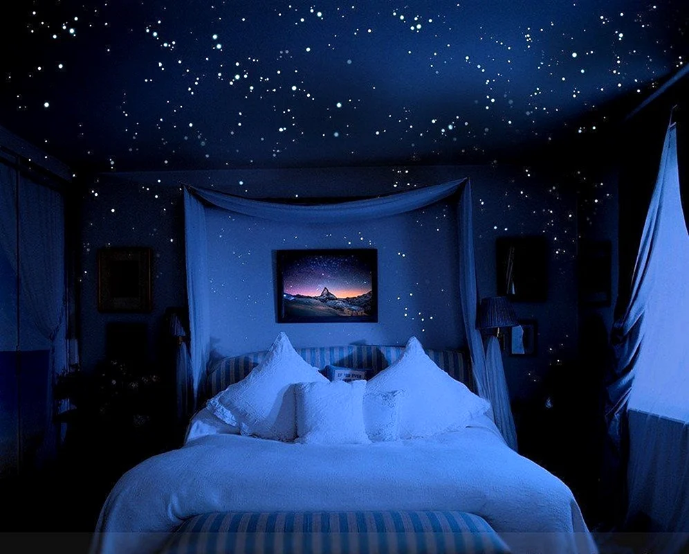 Ein Zimmer mit einem Bett mit einem Anime Bett mit Neonlicht
