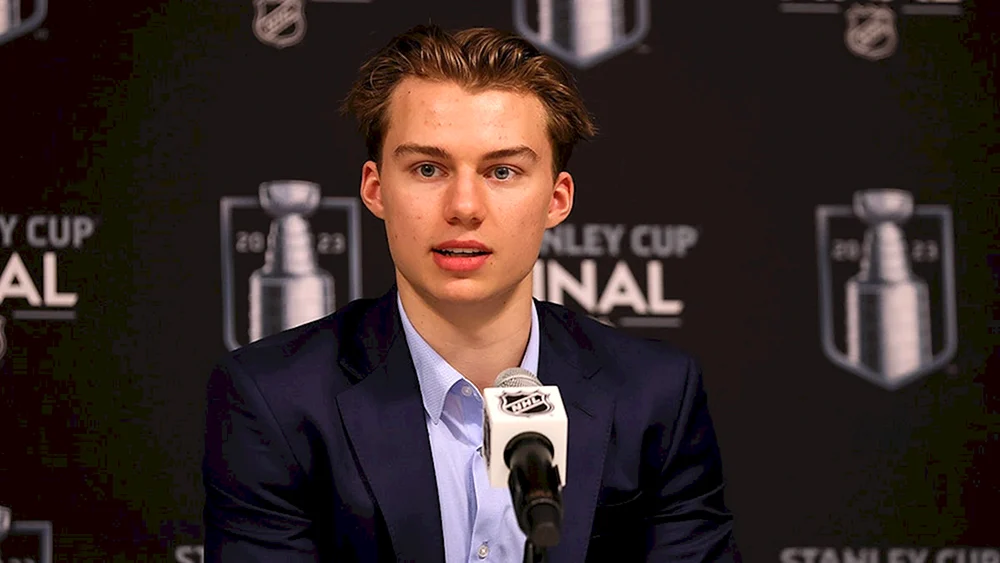 Mason McTavish Hockeyspieler