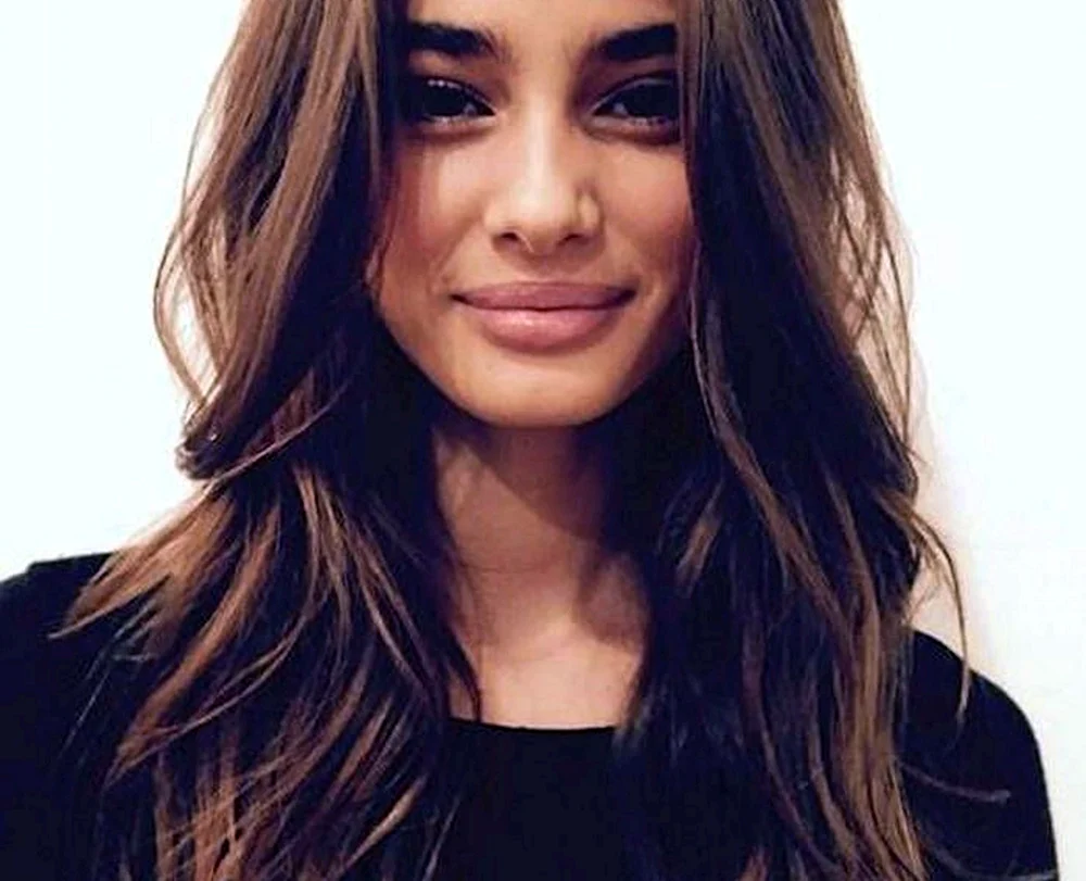 Contouring auf dunklem Haar glatt