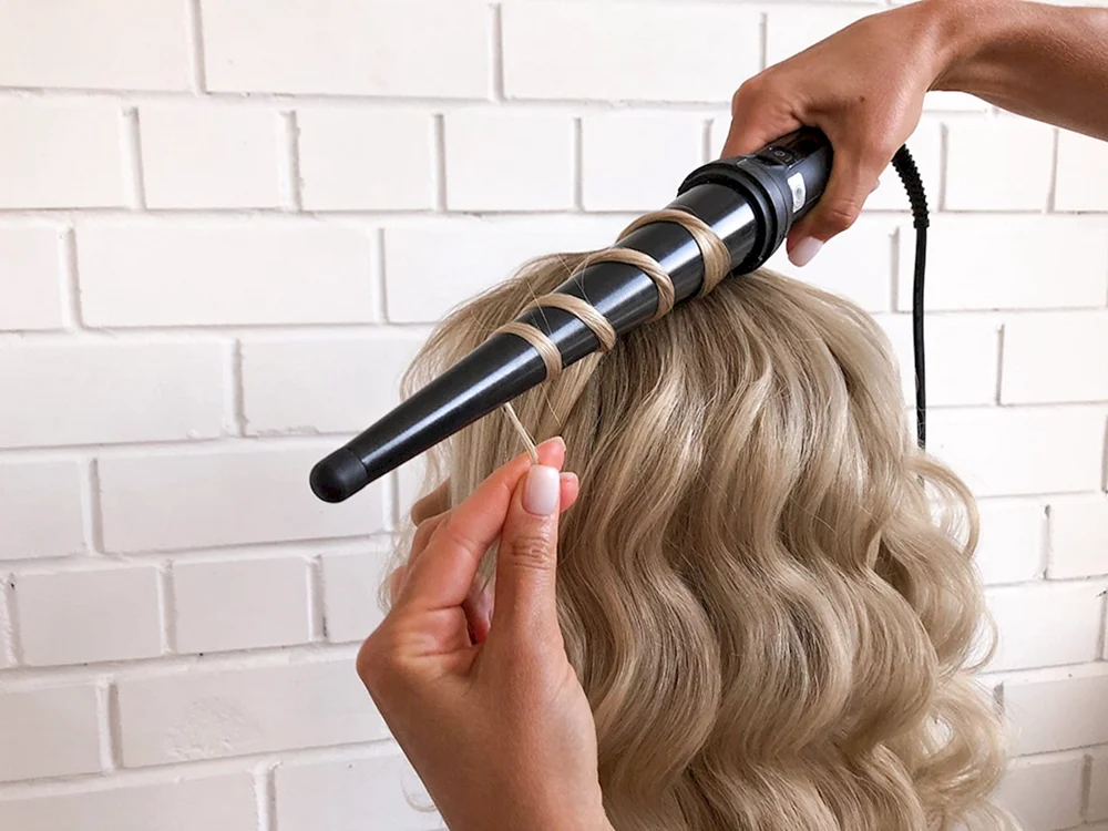 Lange Locken mit einem Lockenstab für mittleres Haar.