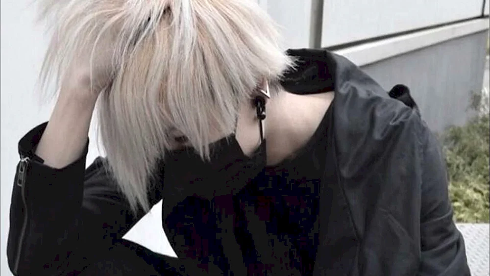 Koreanischer Typ mit weißen Haaren
