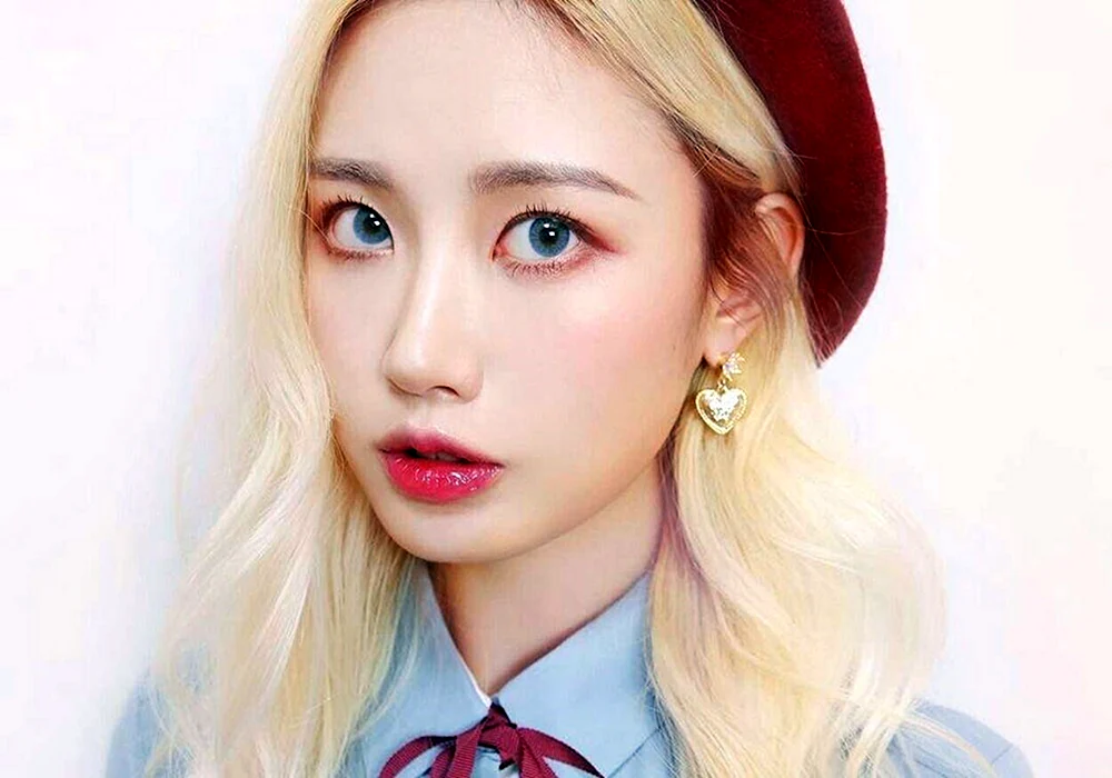 Koreanerin mit blauen Augen