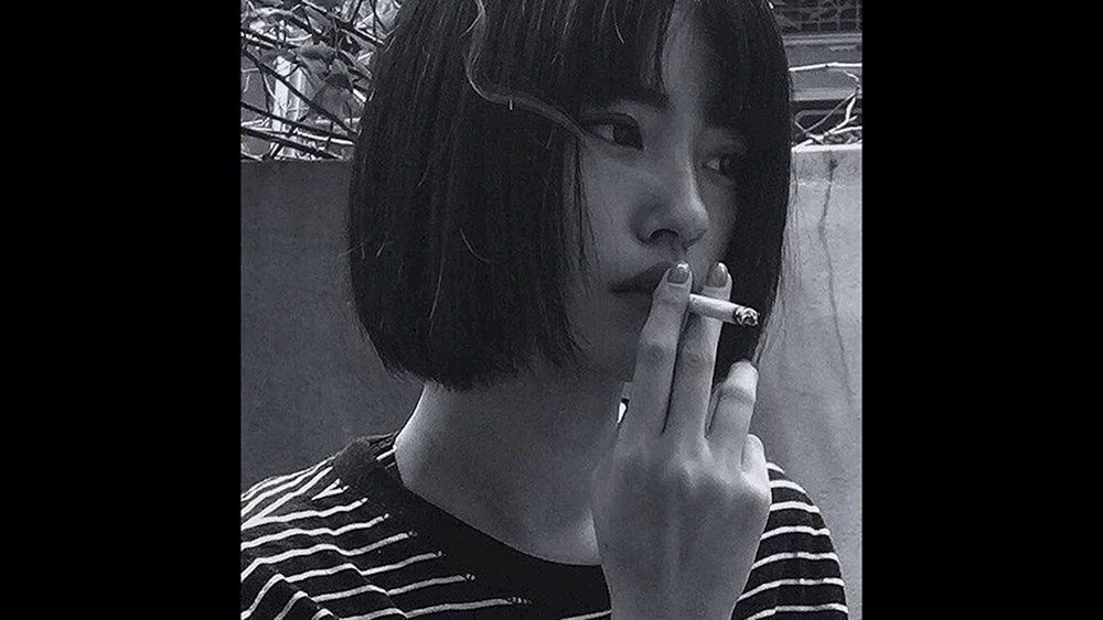 Koreanische Frau mit Zigarette