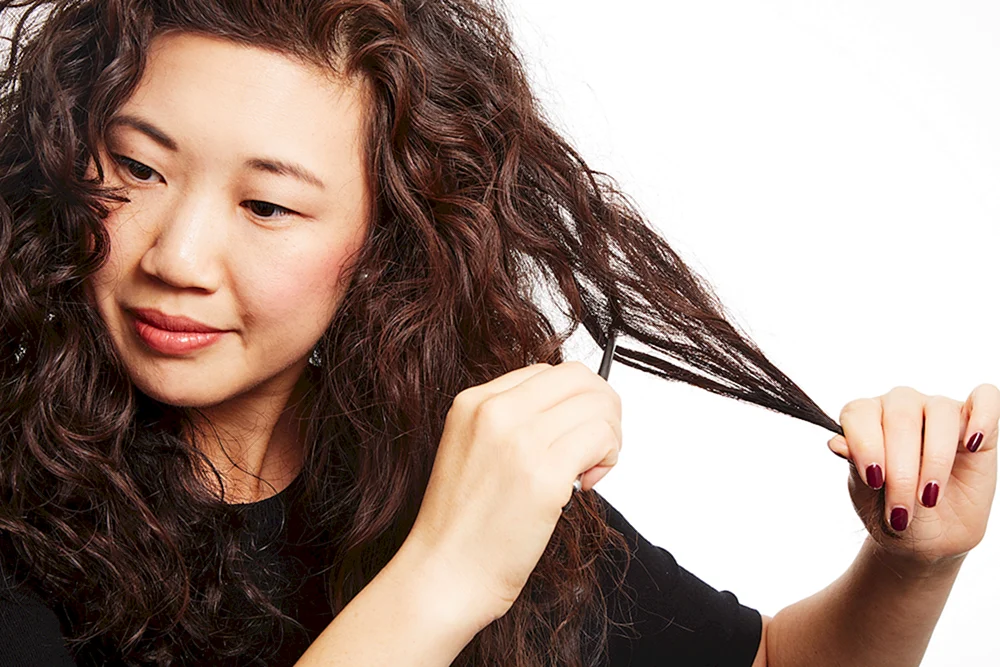 Koreanischer Jongguk mit lockigem Haar